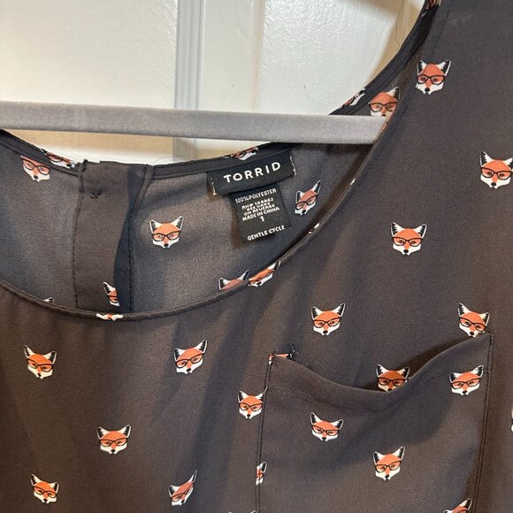 Torrid Gray Short Sleeved Blouse w/ Fox Print and Button Up Back-Size 1 - Picture 2 of 6